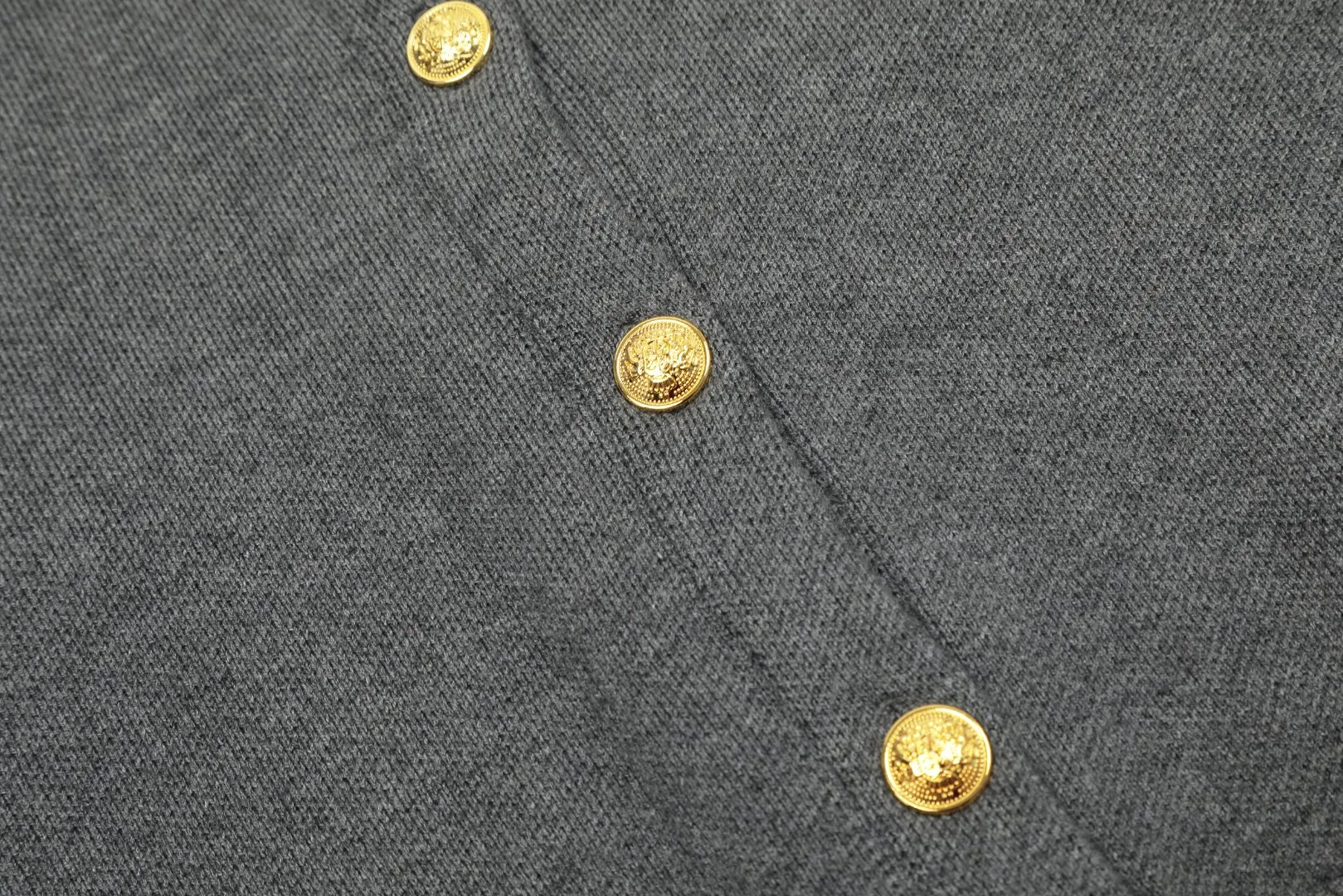VIVI125 vivienne west wood Vivienne handsome college style wool metal button cardigan. The upper body is huge and beautiful. 🧩 15% merino cotton wool 85% wool blend 🧩Correct Italian🇮🇹100% wool washed wheat logo 🧩Original purchase, real model opening 🧩Original purchase records and comparison pictures can be provided. Order with confidence. 🧩Customized laser buttons, clean and clear text, completely restored, 🧩kill all Taobao 300+ versions in a flash, the purchasing quality is perfect, not a copywriter party, a real good product, the actual product far exceeds the budget. Size: S -M- L Color: navy blue gray